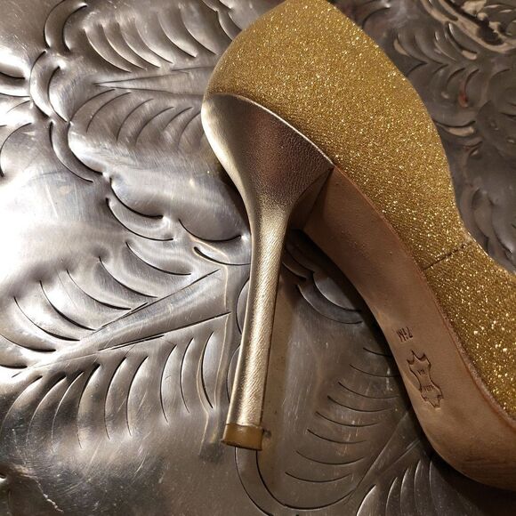 Guess heels with leather bottoms ,heels have some slight imperfections,size7&1/2 - Picture 8 of 9